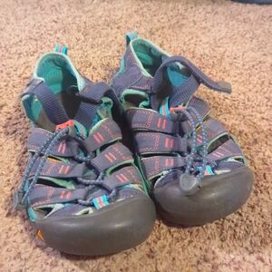 Kid Keen water shoes size 3